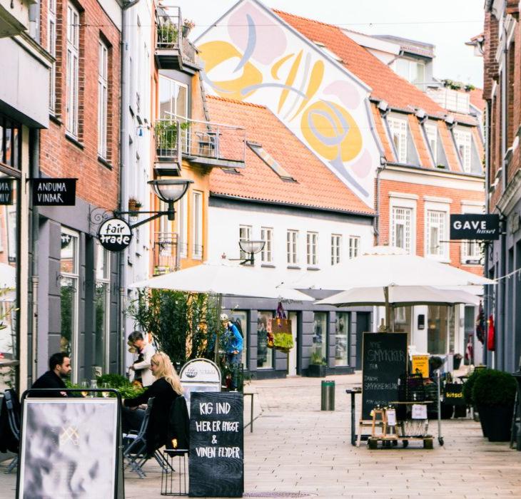 Sommer i Grønnegade i Vejle - en sidegade til Gågaden