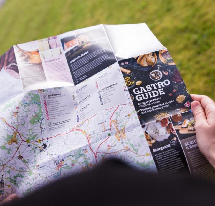 Turist kigger på kortet i Vejles Gastro Guide