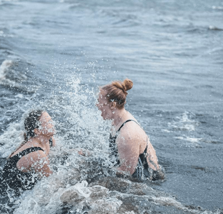 To piger til vinterbadning ved Tirsbæk Strand