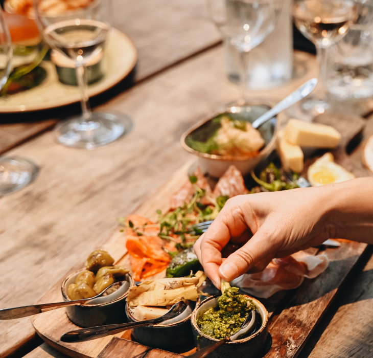 Et par nyder tapas og et glas vin på en romantisk date i Torvehallerne
