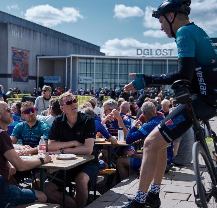 Cykelryttere hygger sig ude foran DGI Huset efter de har cyklet Grejsdalsløbet i Vejle
