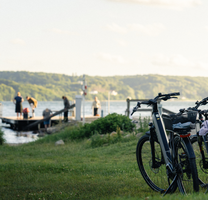 Cykler parkeret ved Tirsbæk Strand