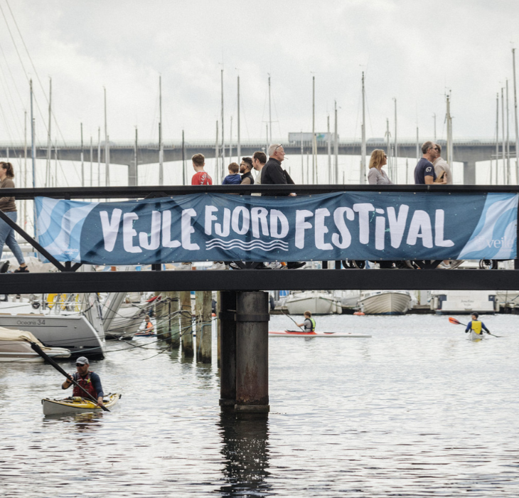 Mennesker på broen til Vejle Fjordfestival